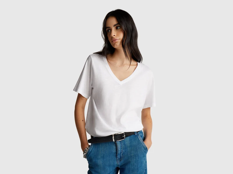 T-shirt con scollo a V in cotone fiammato