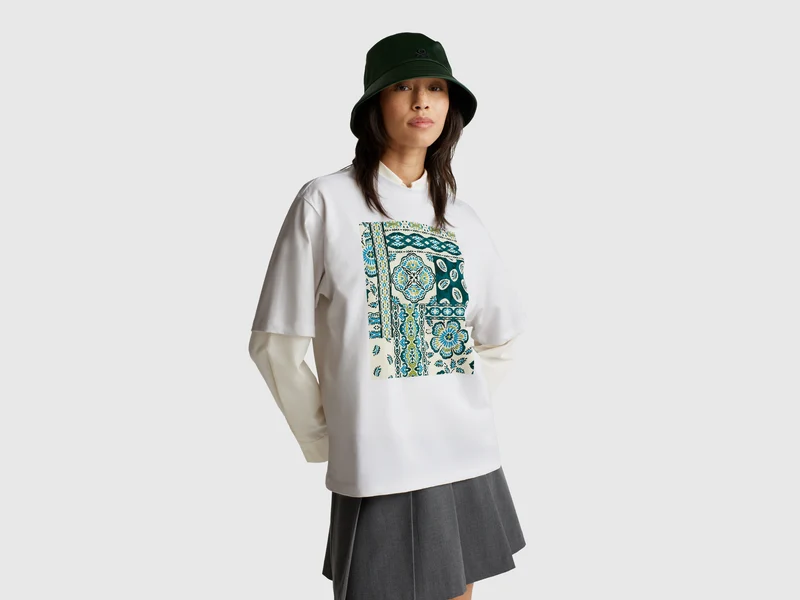 T-shirt con stampa bandana