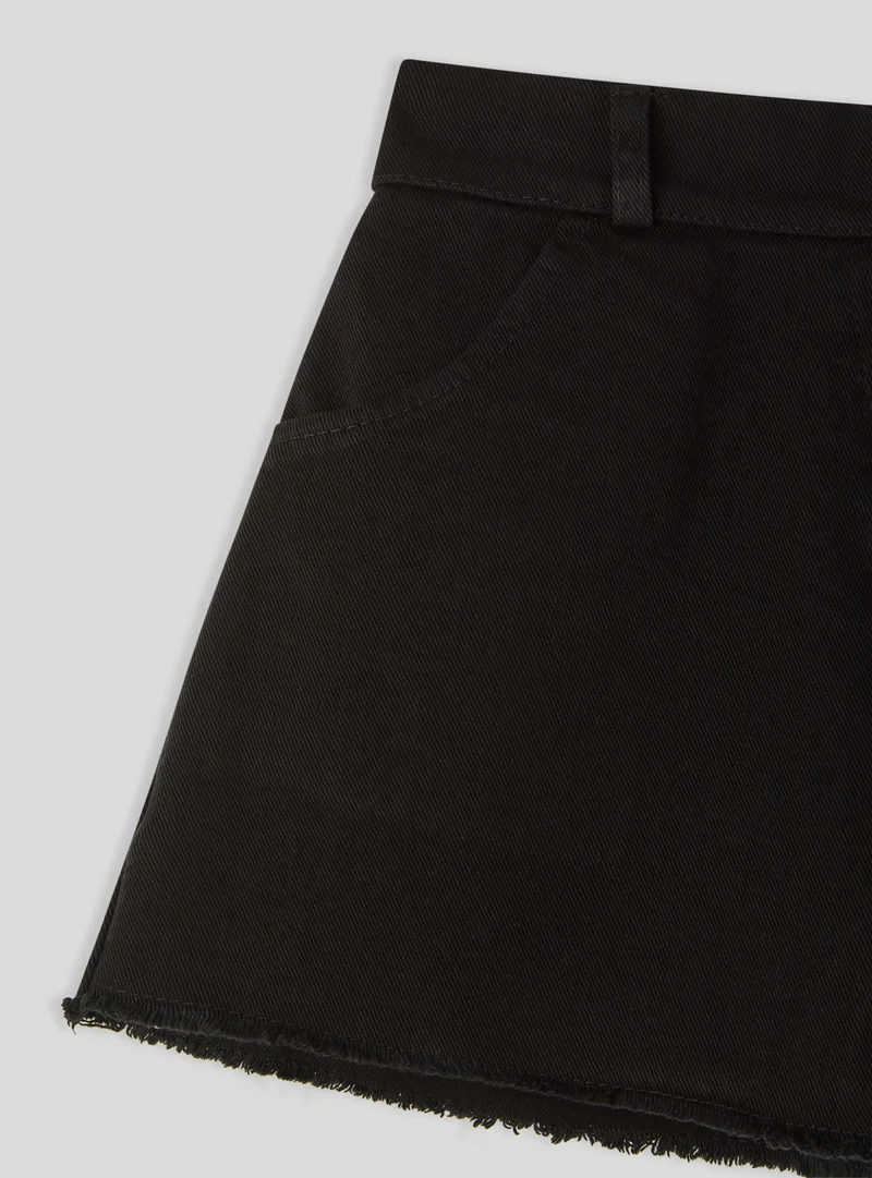 Shorts con orlo sfrangiato