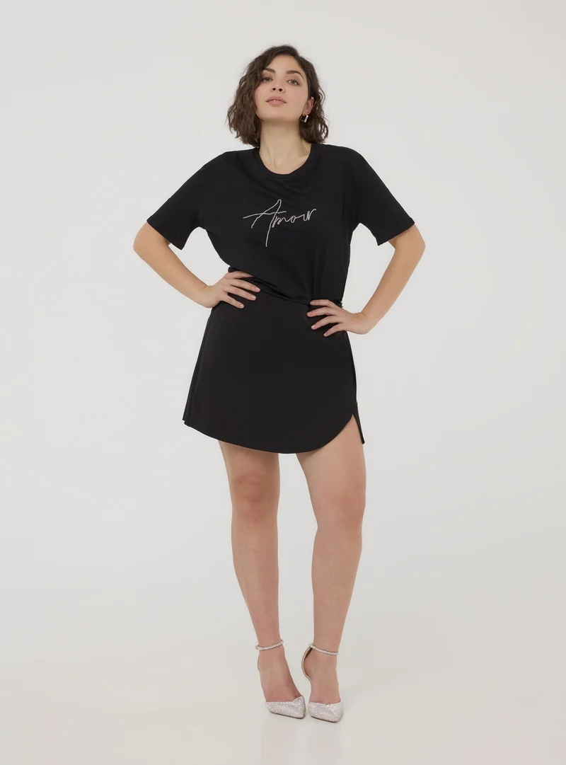 T-shirt ampia con scritta con applicazioni