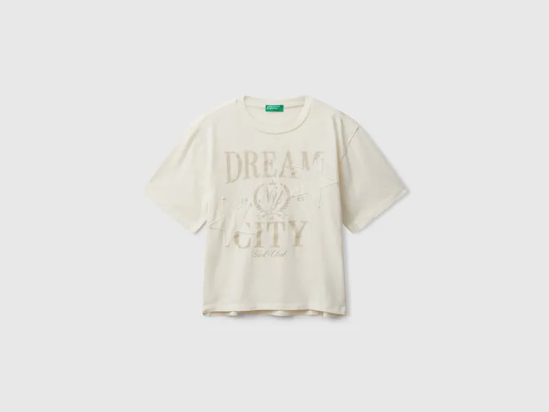 T-shirt con stampa e patch