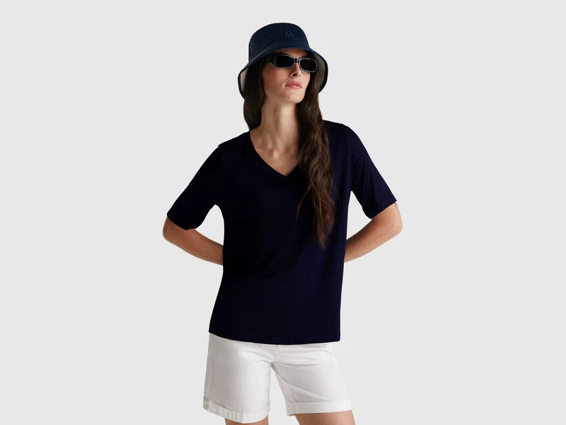 T-shirt scollo a V in viscosa stretch