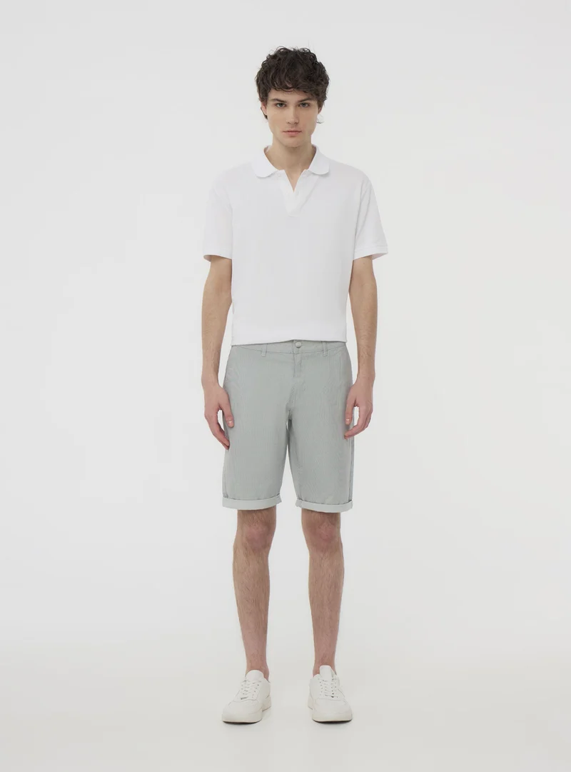 Pantaloncini con microfantasia geometrica