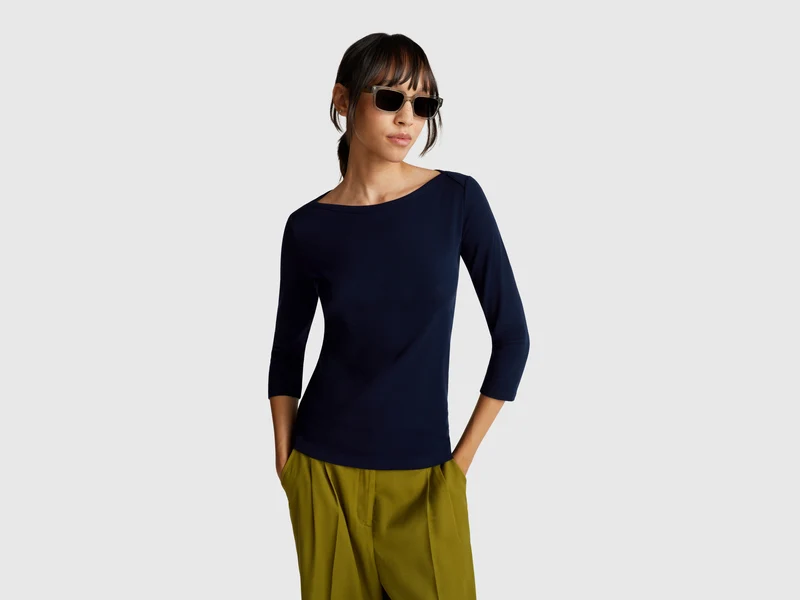 T-shirt con scollo a barchetta