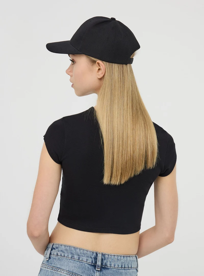 T-shirt crop con messaggio