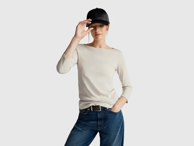 T-shirt con scollo a barchetta