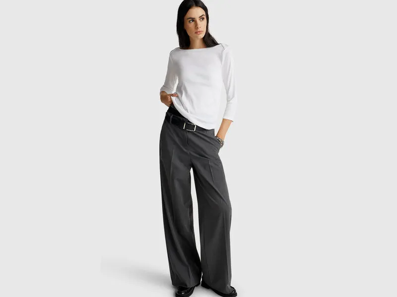T-shirt con scollo a barchetta