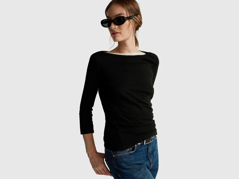T-shirt con scollo a barchetta