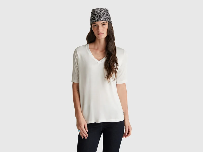 T-shirt scollo a V in viscosa stretch