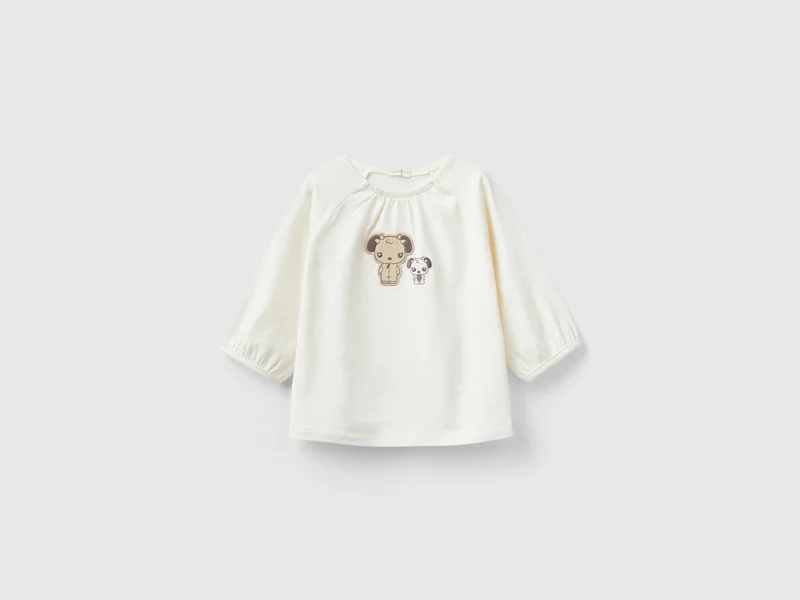 Maglietta con ricamo e patch
