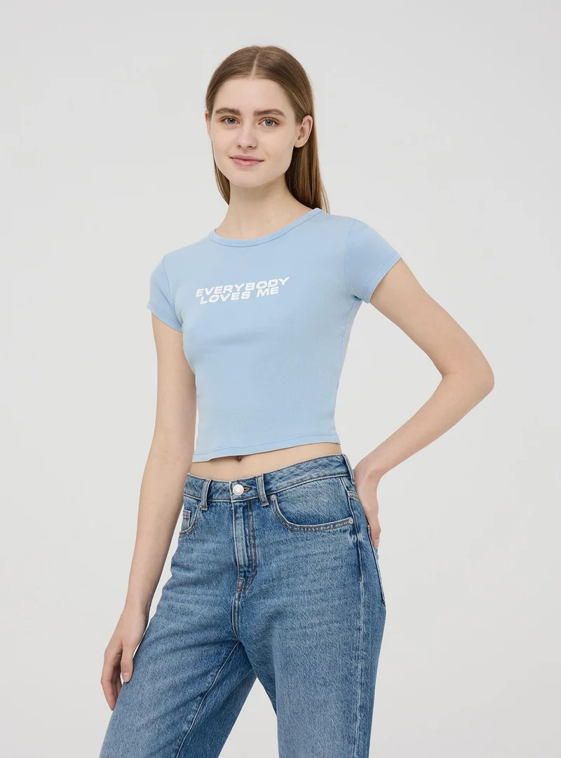 T-shirt crop garment-dyed con messaggio
