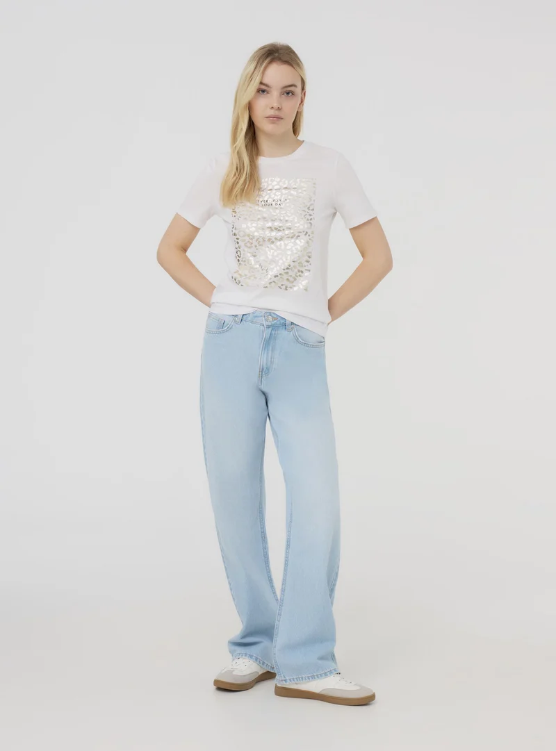 T-shirt con stampa a fantasia laminata