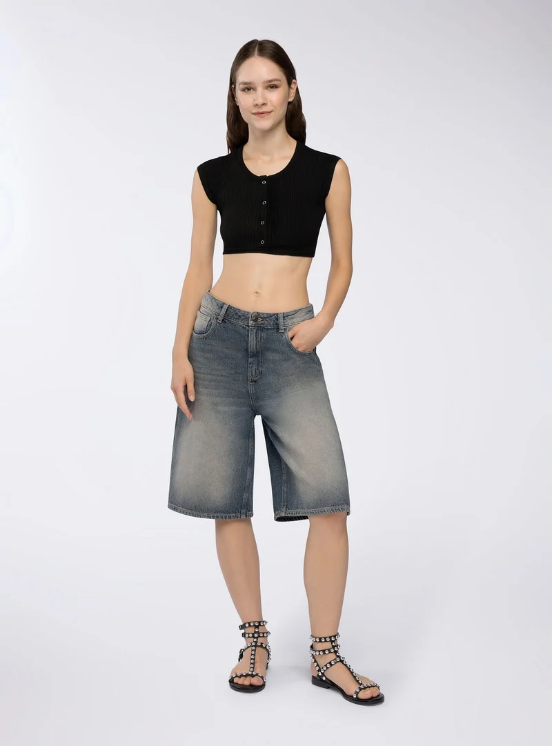 T-shirt crop con bottoni