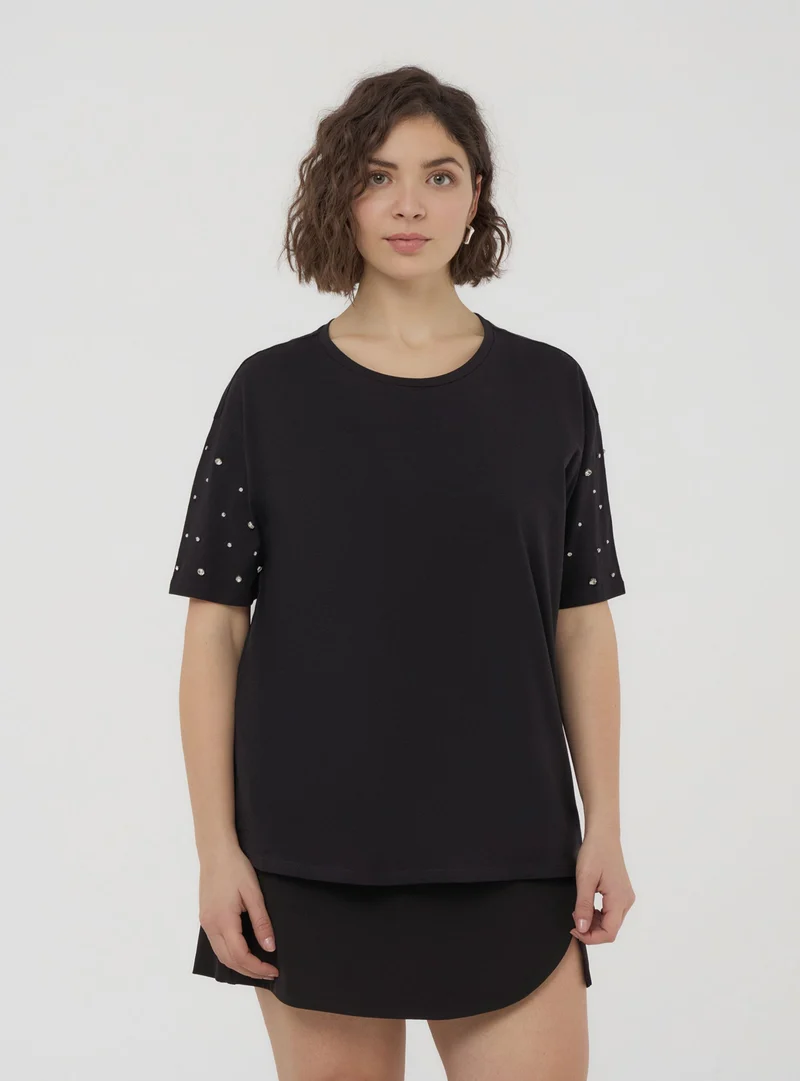 T-shirt con strass sulle maniche