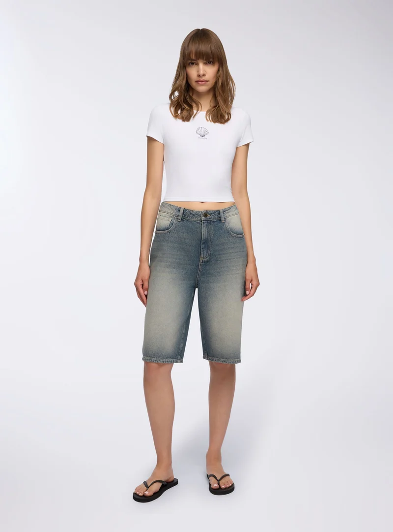 T-shirt crop con stampa conchiglia
