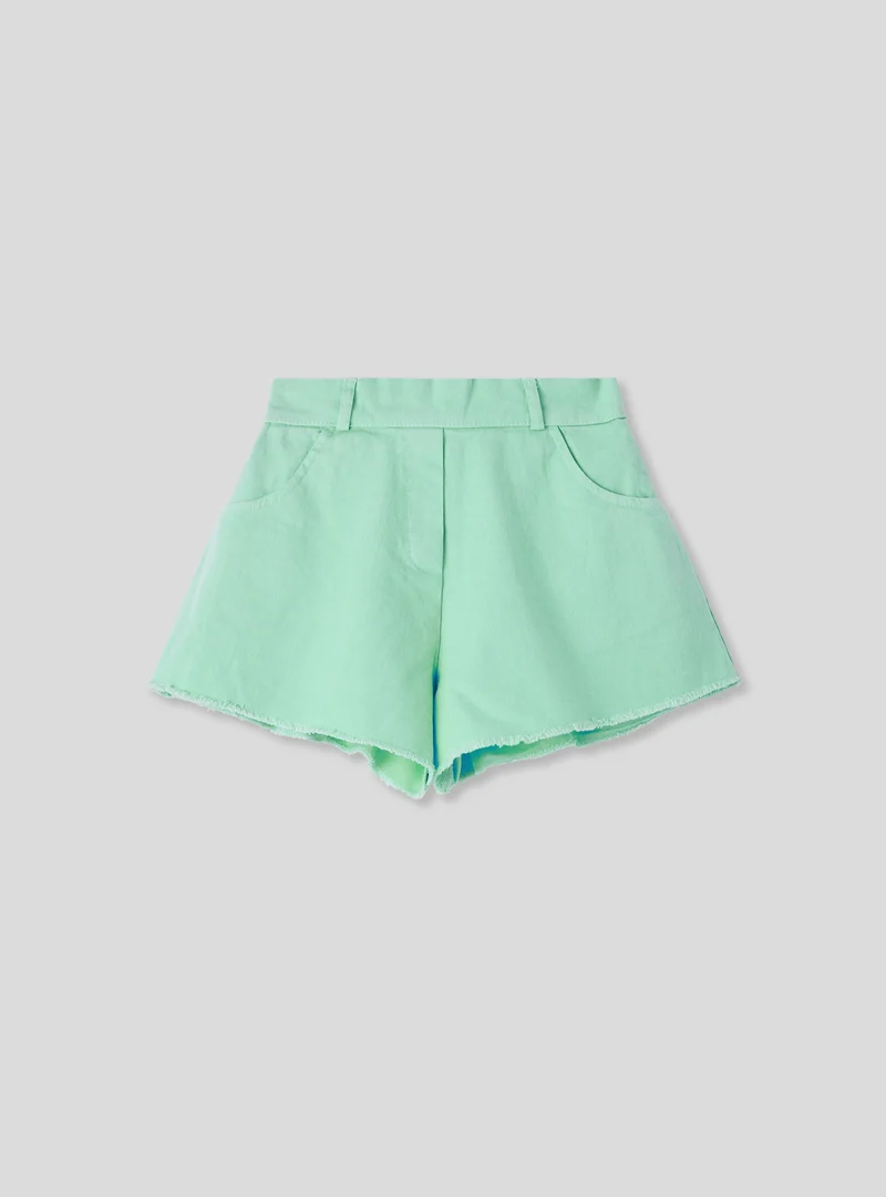 Shorts tinta unita sfrangiati