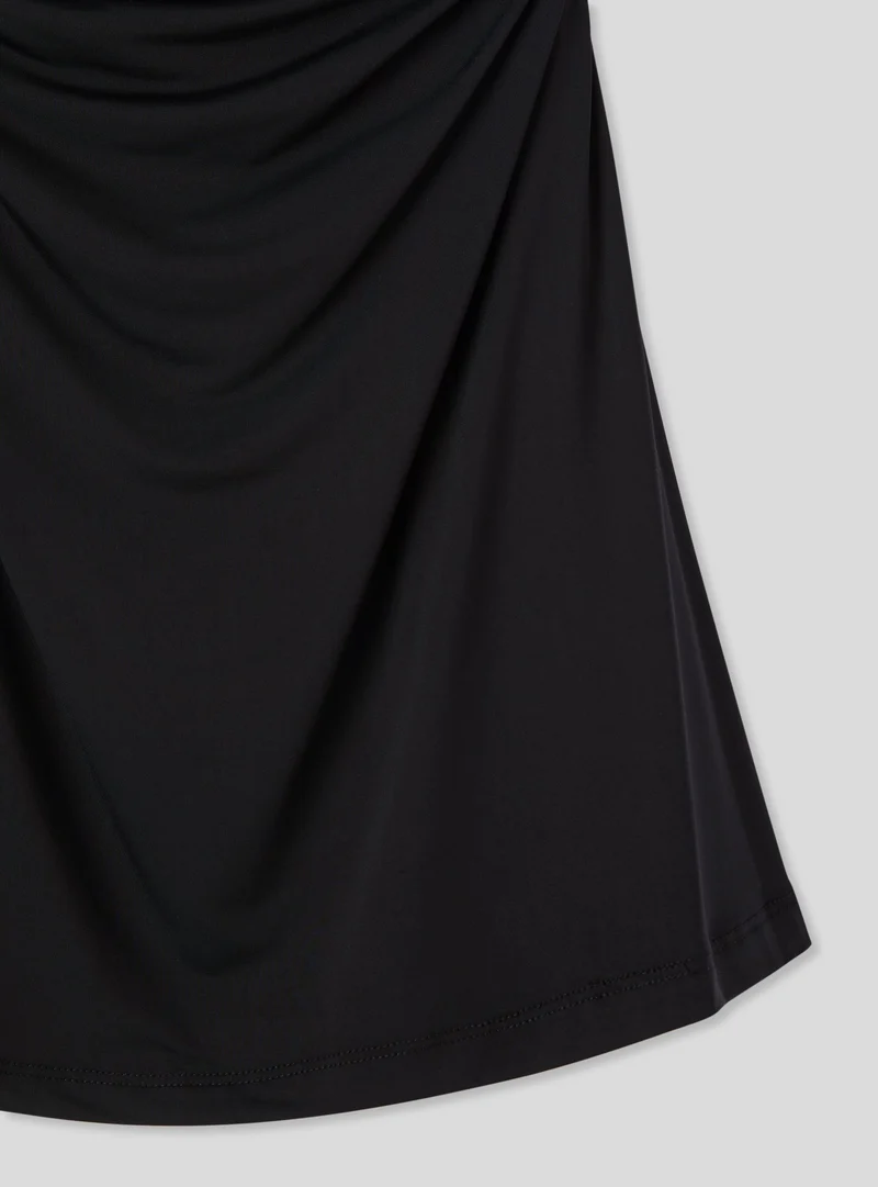 Vestito con allacciatura al collo
