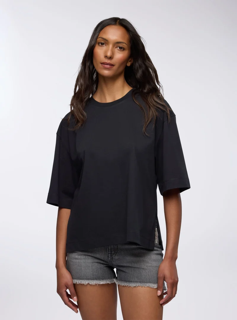 T-shirt over tinta unita