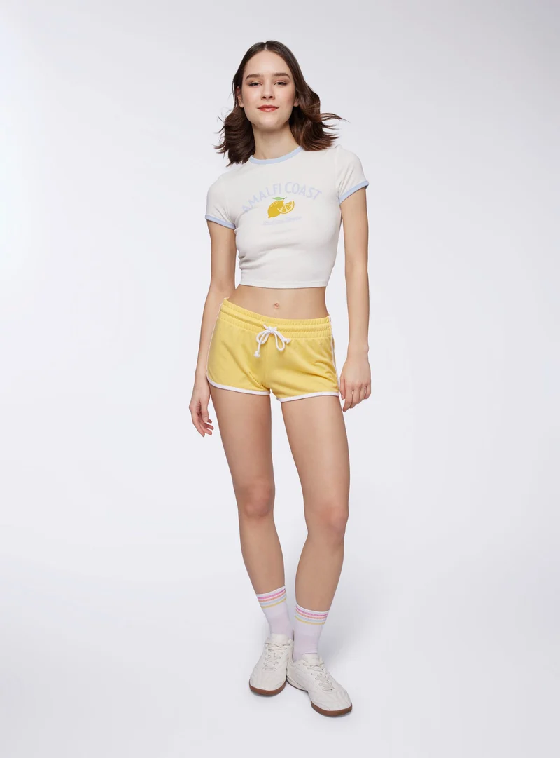 T-shirt crop con stampa e dettaglio cut-out