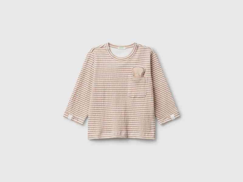 T-shirt con taschino e patch