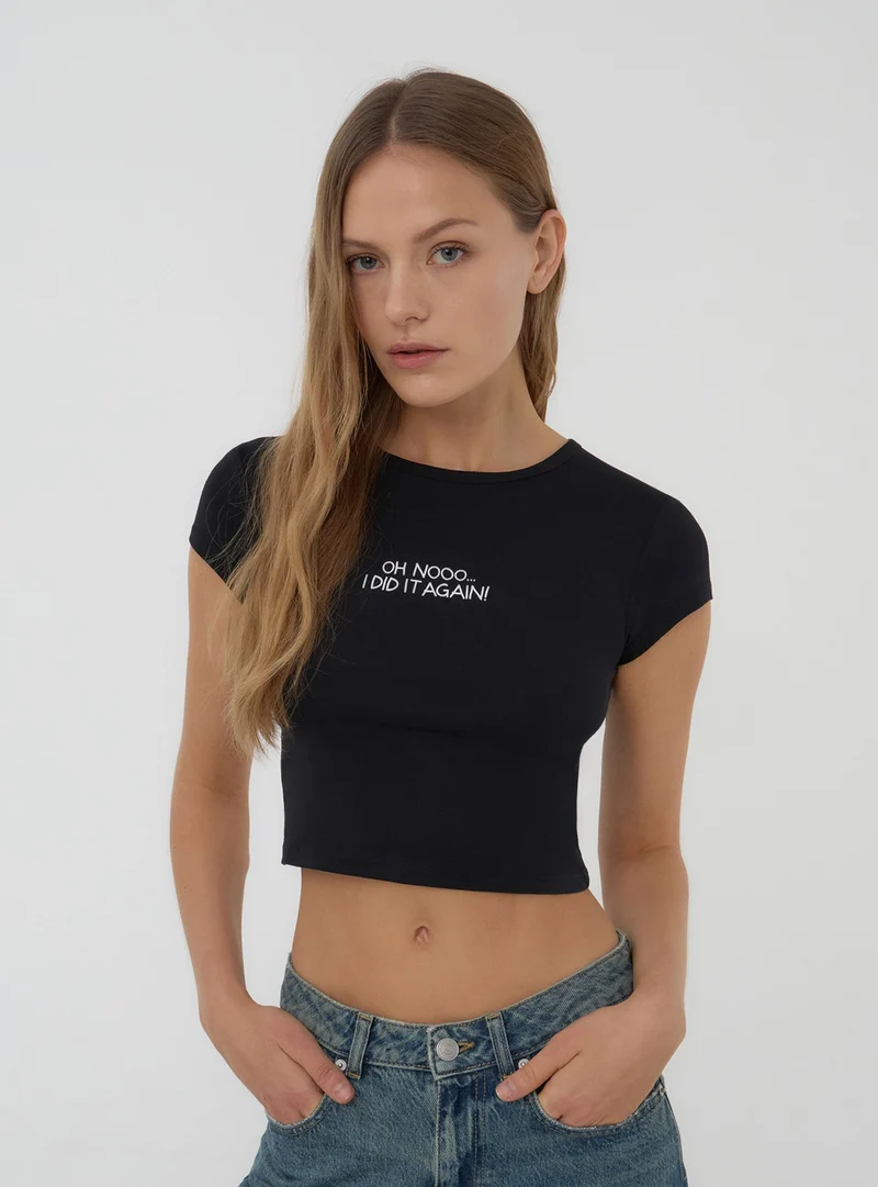 T-shirt crop con scritta divertente