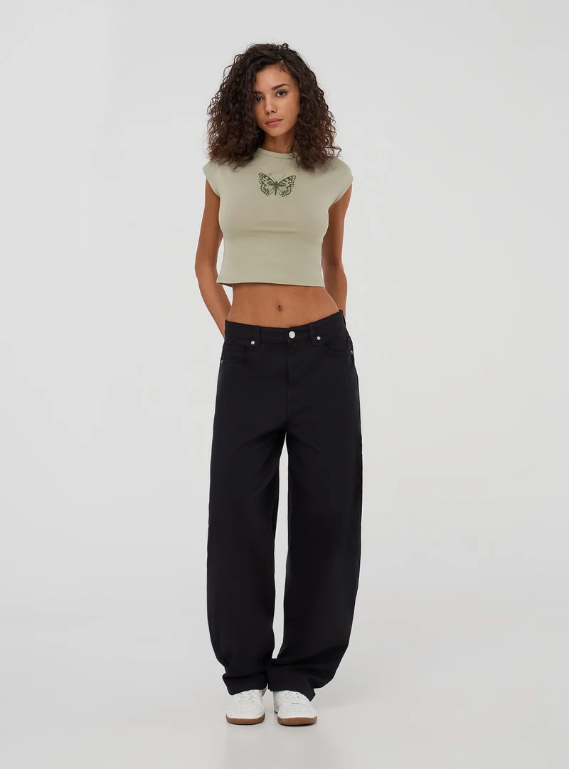 T-shirt crop con stampa farfalla e applicazioni