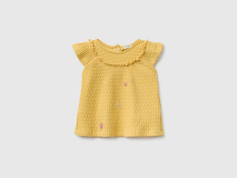 T-shirt con rouches e fiorellini
