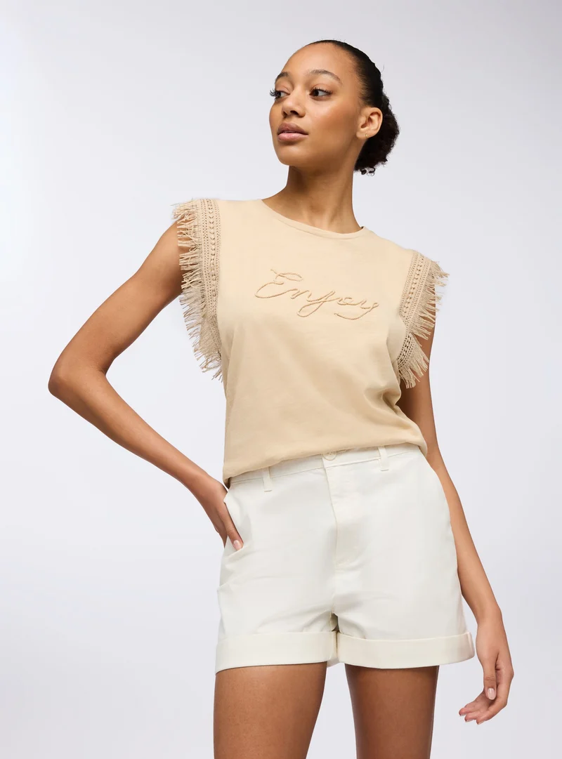 T-shirt con frange e scritta