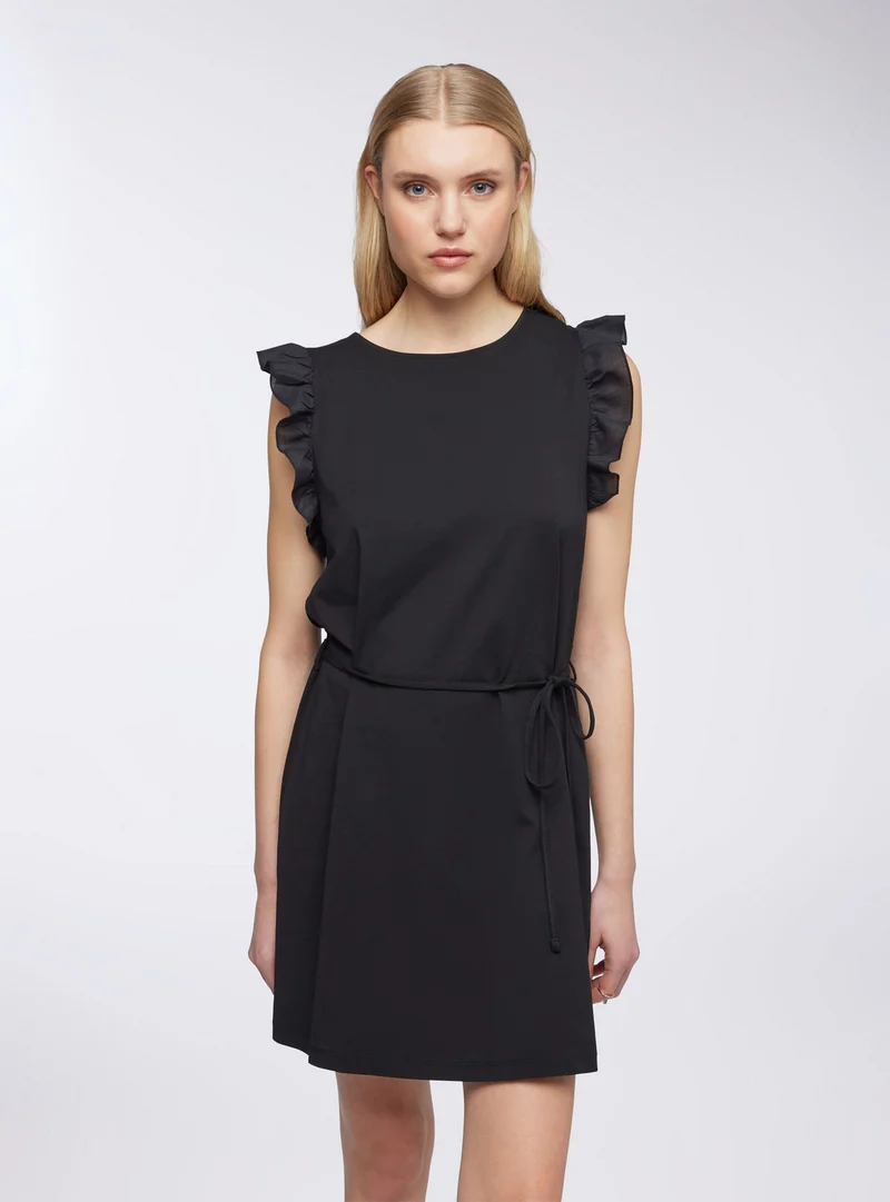 Vestito con cinturina e balze