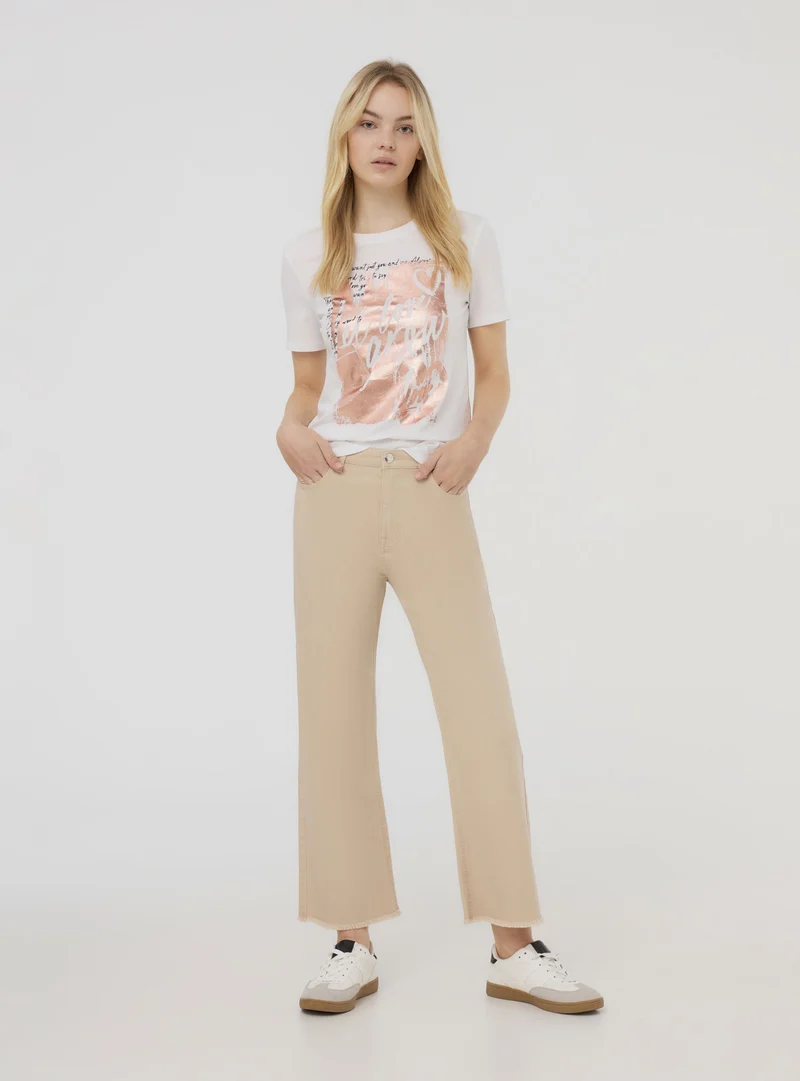 T-shirt con stampa a fantasia laminata