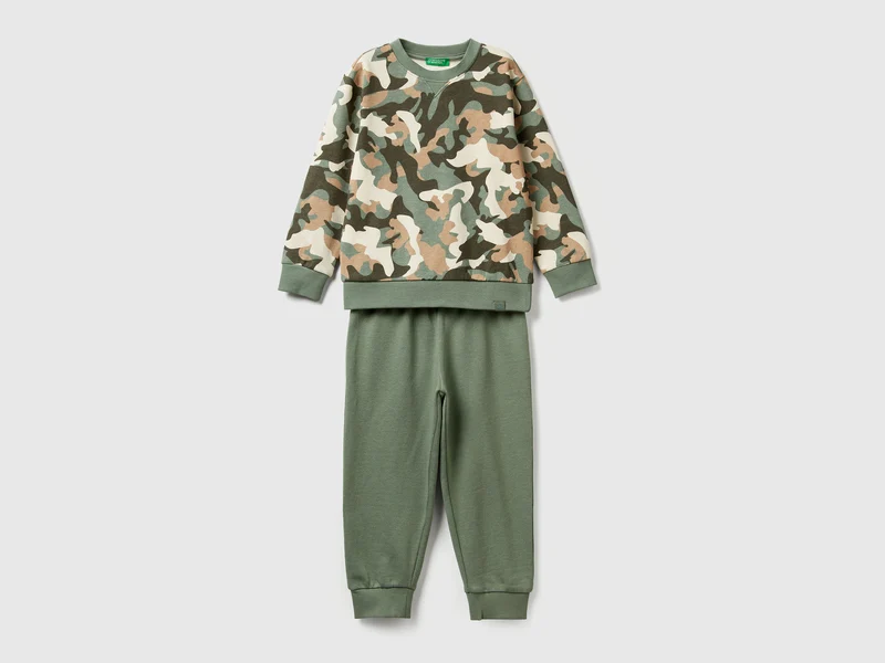 Completo con stampa camouflage