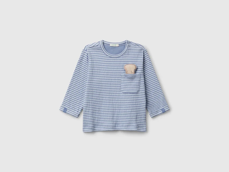 T-shirt con taschino e patch