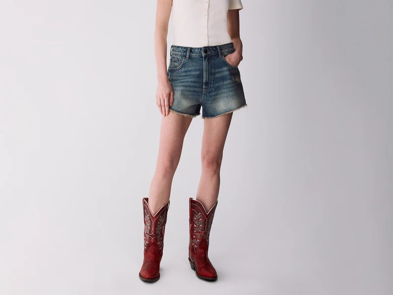 Shorts di jeans sfrangiati