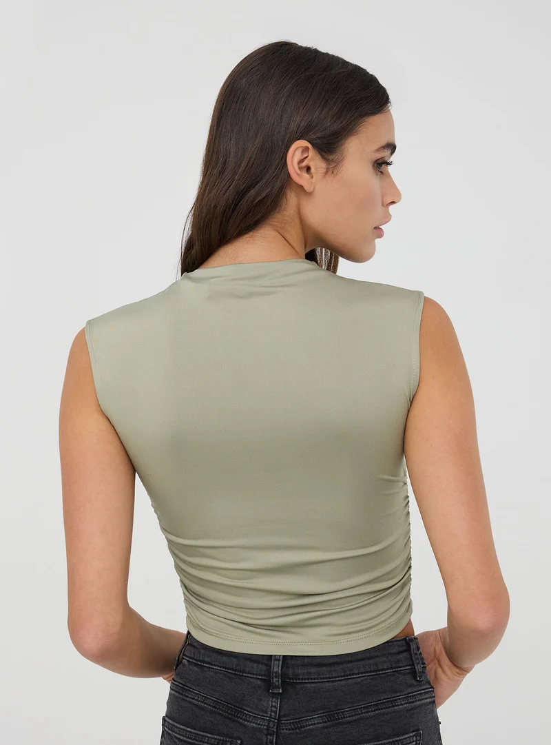 T-shirt con scollo a cratere e arricciature