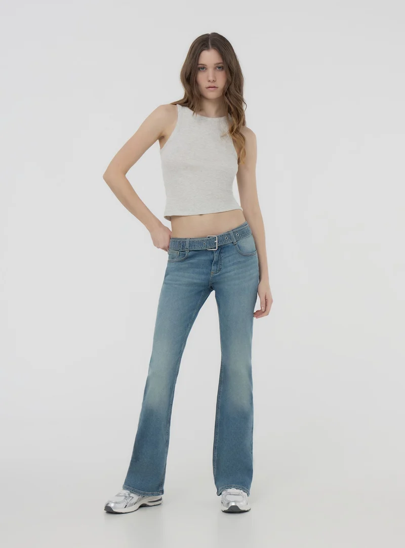 Jeans sovratinto a zampa a vita bassa con cintura