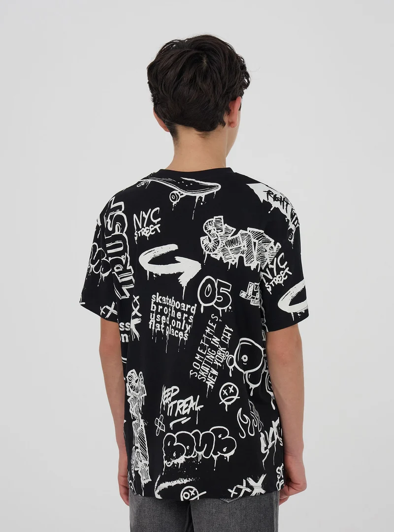 T-shirt con stampa graffiti all-over