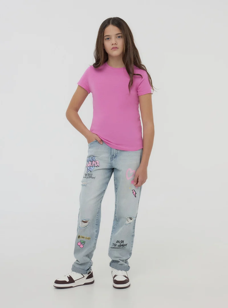 Jeans mom con strappi e stampe stile graffiti