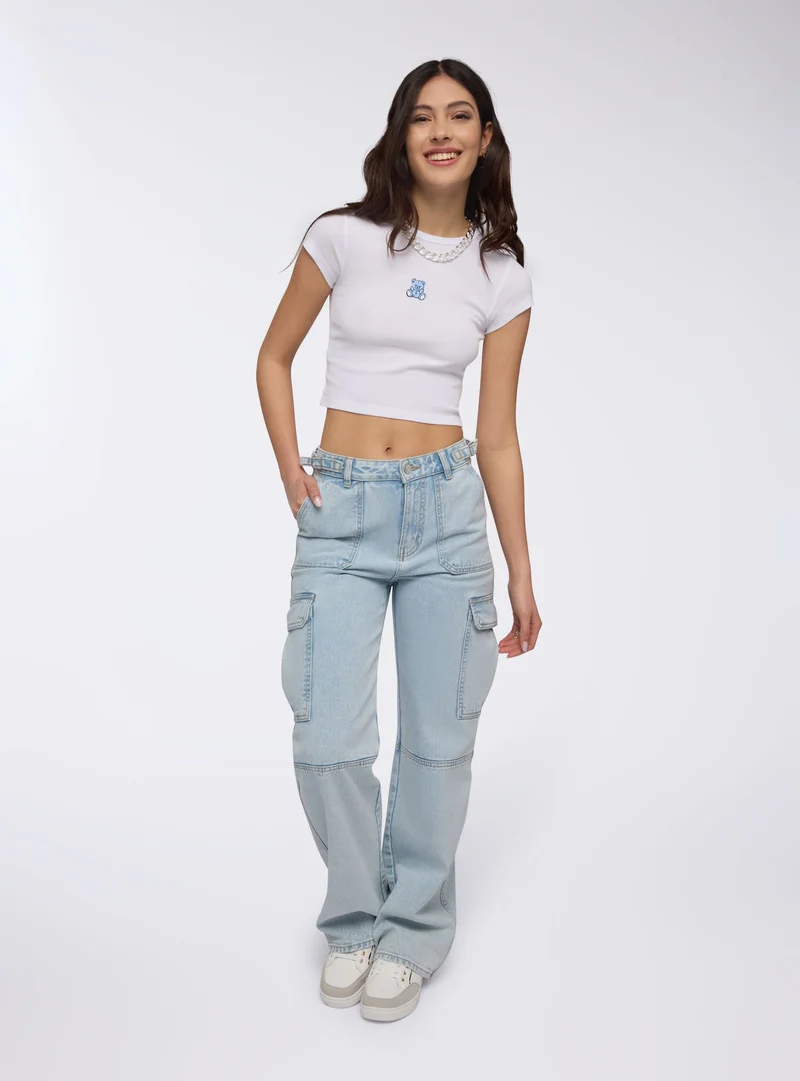 T-shirt crop con ricamo orsetto