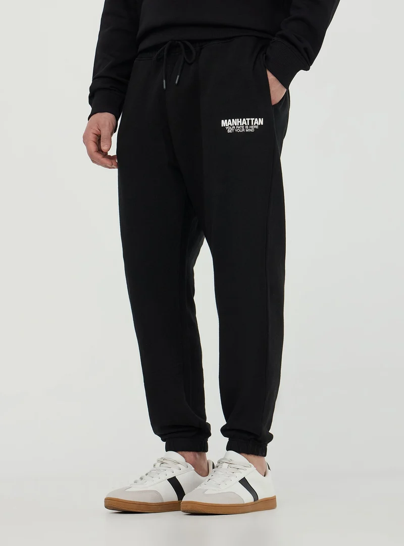 Pantaloni jogger con scritta e coulisse
