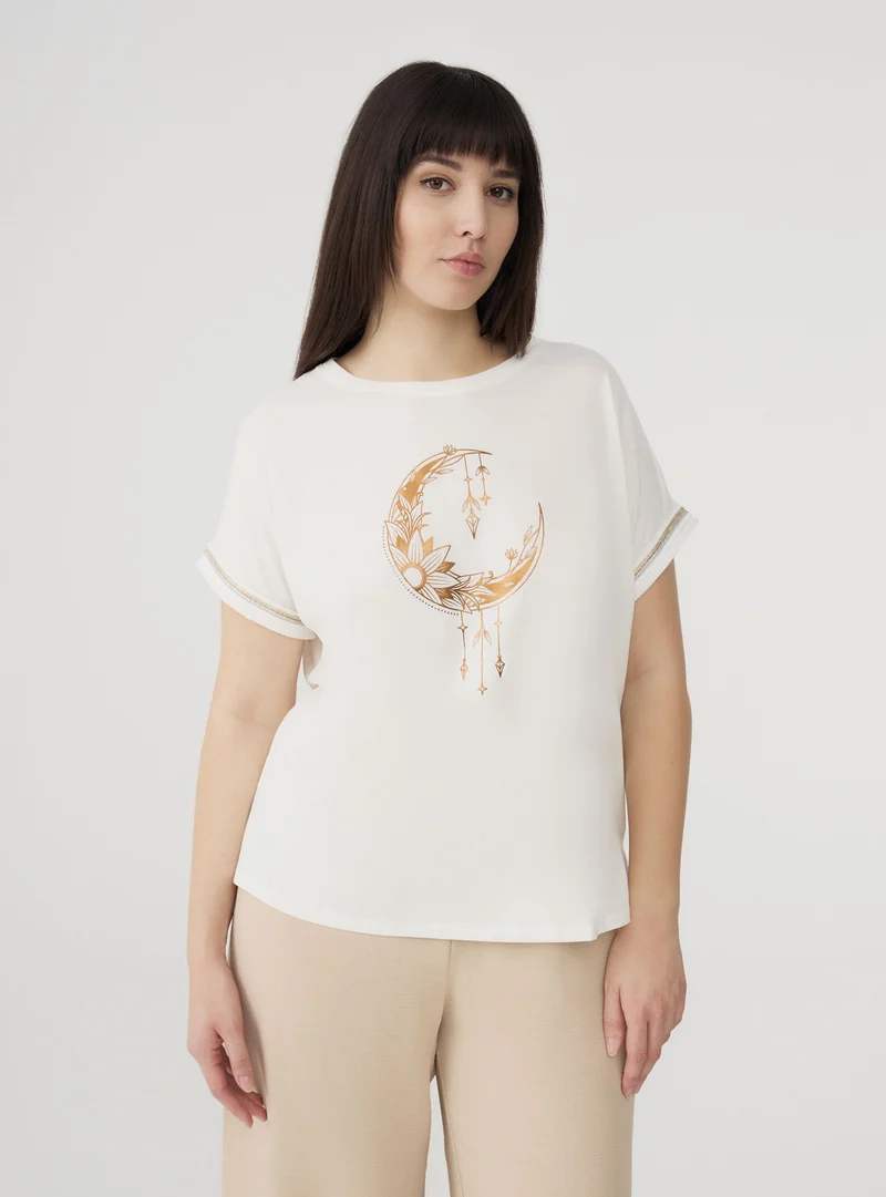 T-shirt con stampa laminata in stile etnico