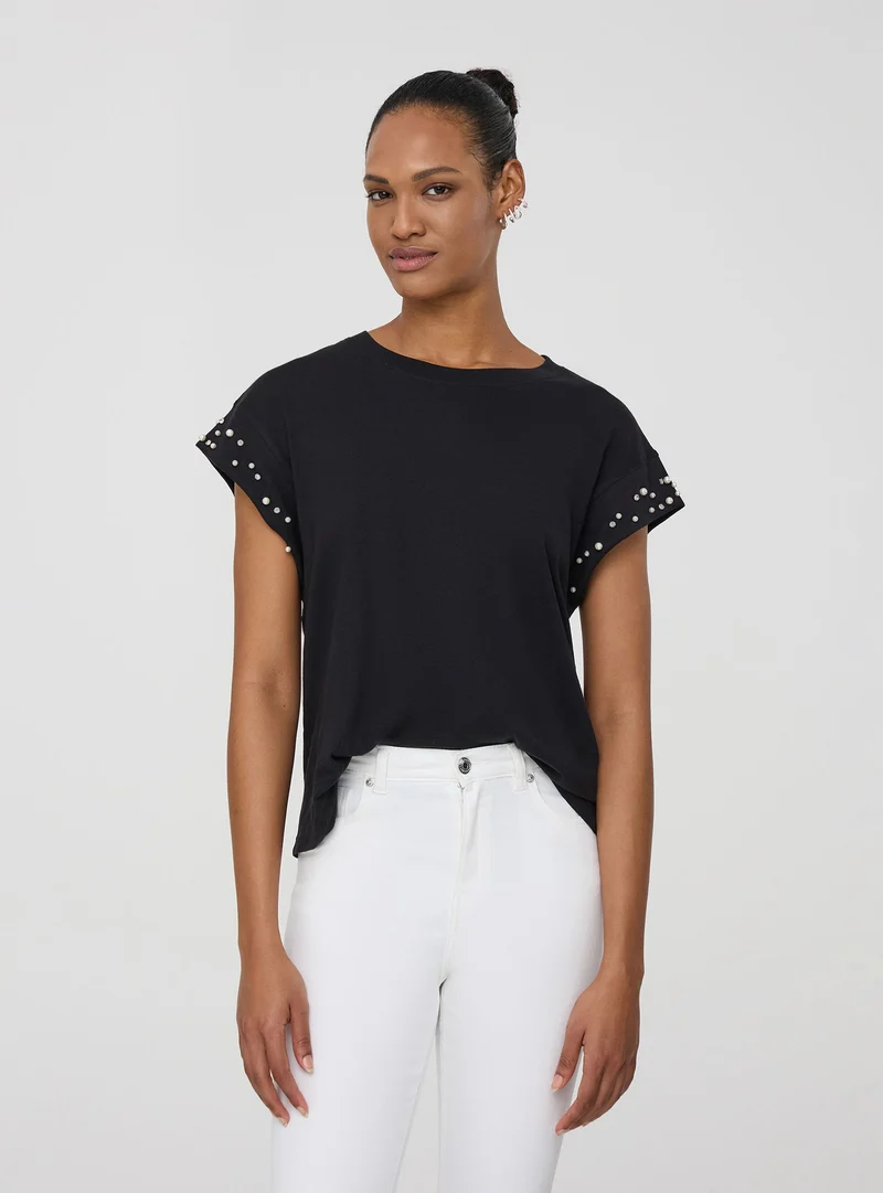 T-shirt con perle e strass