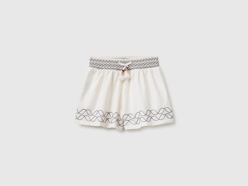 Shorts in crêpe con ricamo