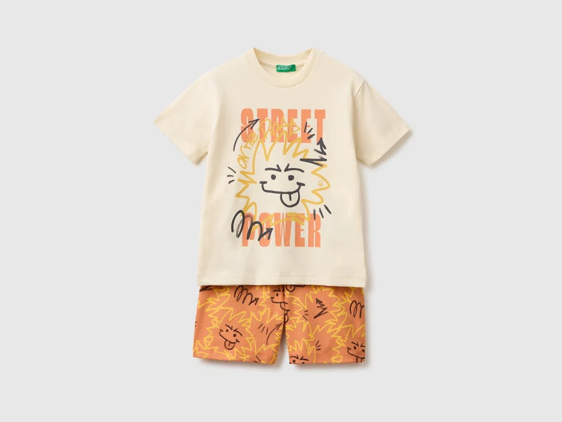 Completo t-shirt e shorts stampati