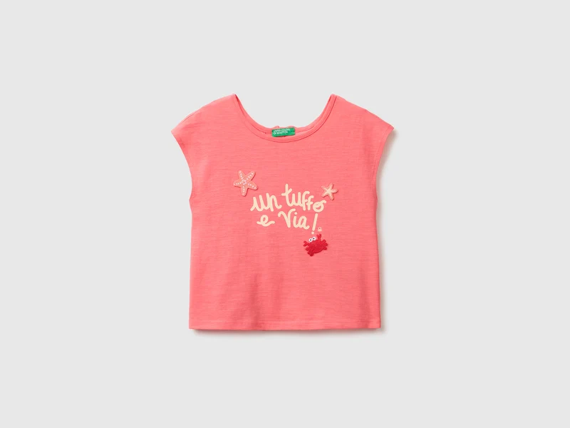 T-shirt con stampa e applicazioni