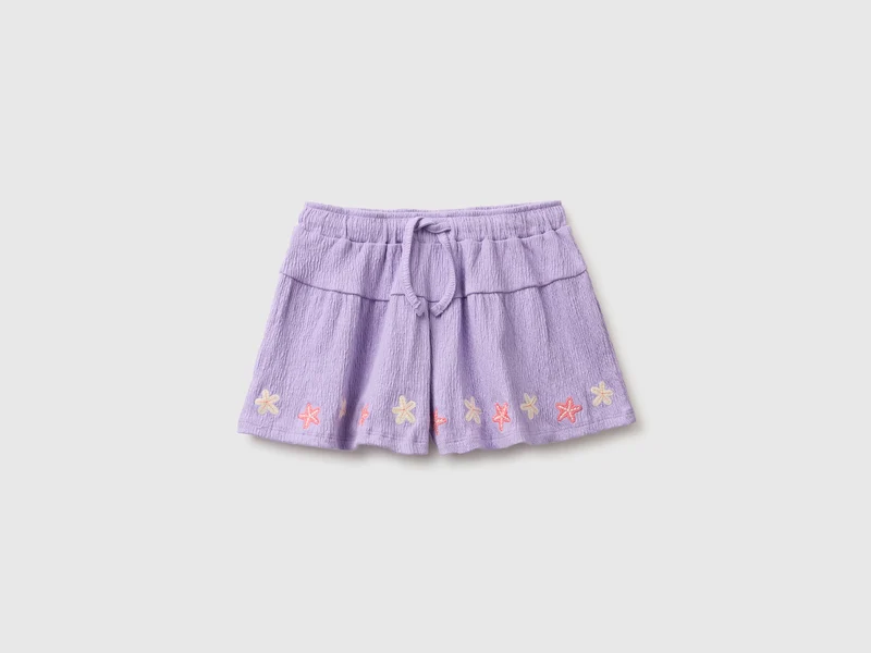 Shorts svasati con ricami