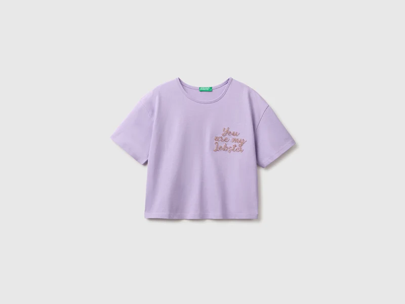 T-shirt con stampa e perline