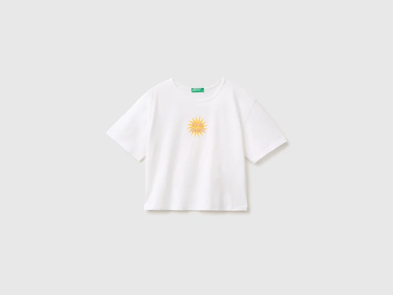 T-shirt con stampa e perline