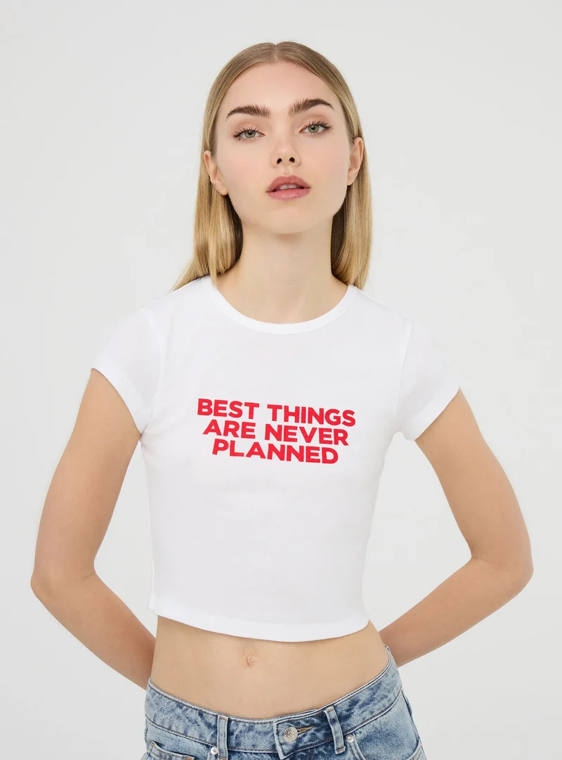 T-shirt crop con messaggio