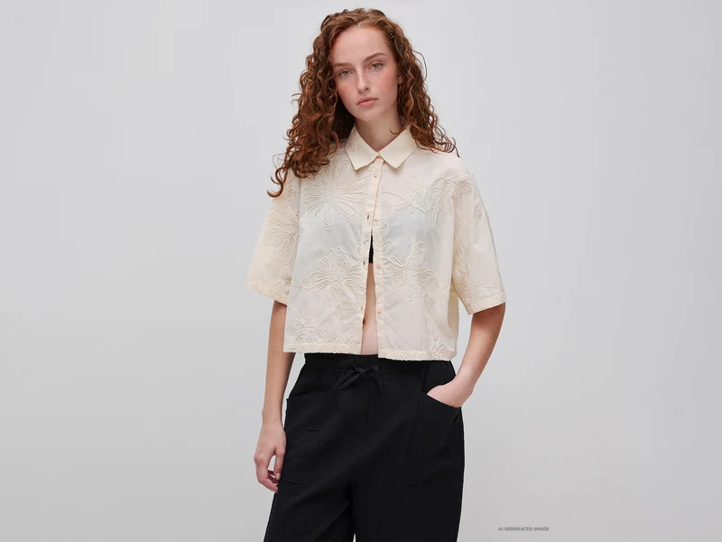 Camicia cropped con ricami floreali