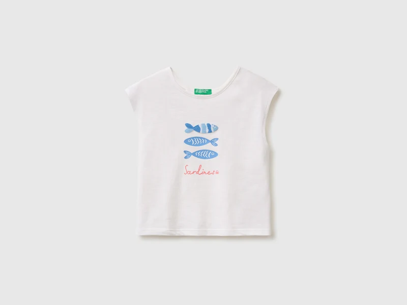 T-shirt con stampa e applicazioni
